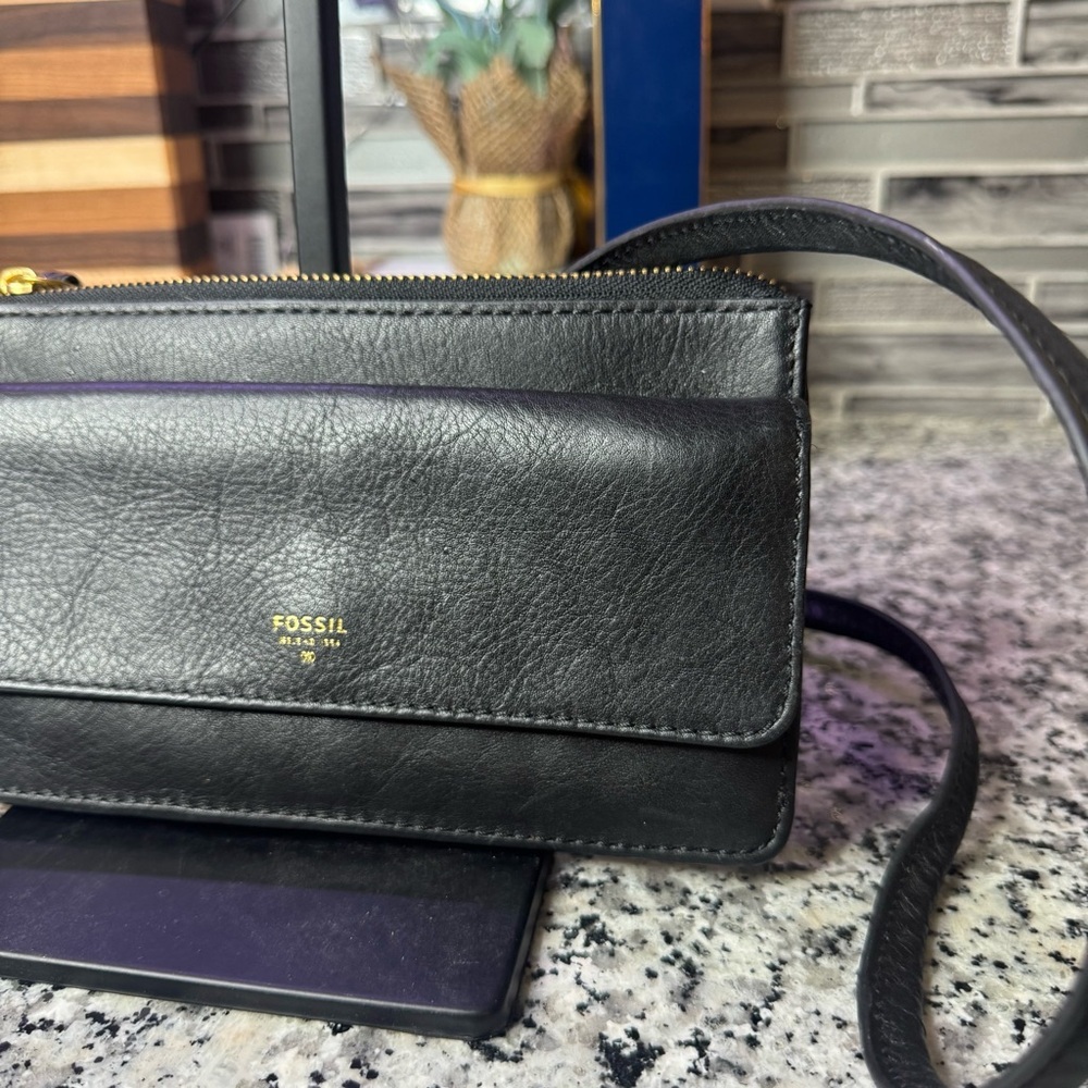 Fossil Black Cow Hide Leather Crossbody Bag with Gold Accents - Picture 4 of 13